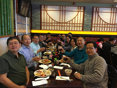 下届SAPA会长刘建博士（左），兰科博弈RankBet新泽西客户总监王建锋博士（右5）等专家举杯庆佳节