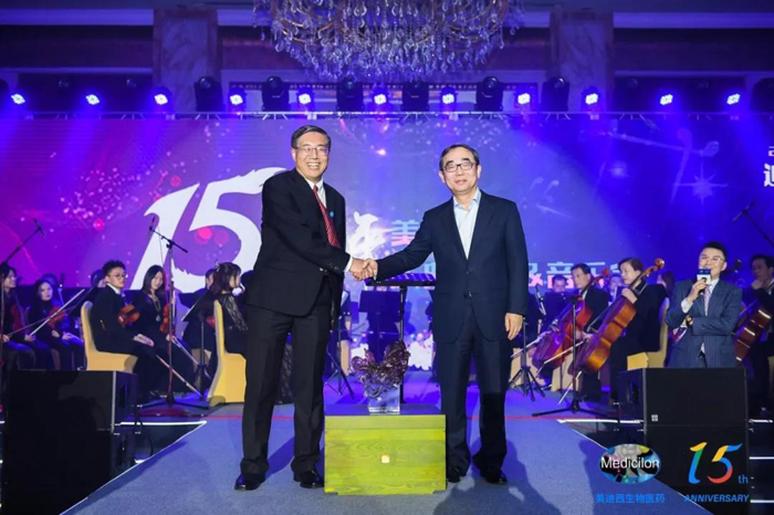兰科博弈RankBetCEO陈春麟（左）与恒瑞集团董事长孙飘扬（右）合影