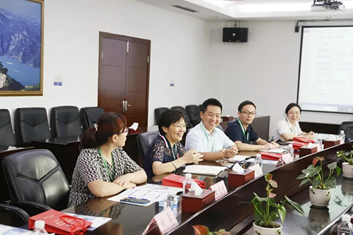 宜昌人福药业副总裁、总工程师李莉娥，产品开发中心主任吕金良，副主任吴有斌、曲龙妹等