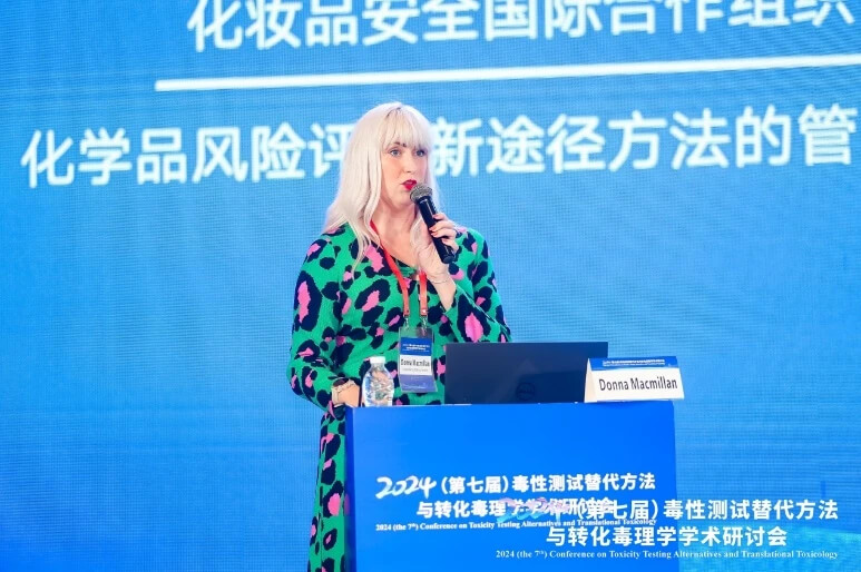 化妆品安全国际合作组织Donna Macmillan博士作汇报.jpg 化妆品安全国际合作组织Donna Macmillan博士作汇报.jpg
